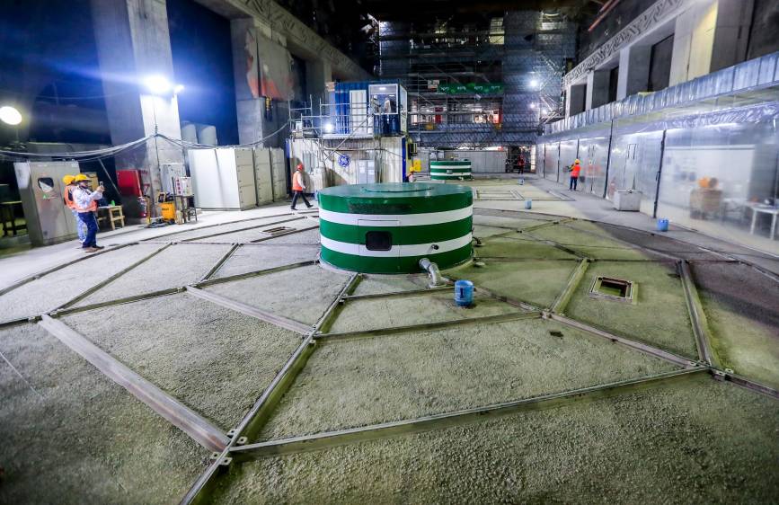 Casa de máquinas del proyecto Ituango, en donde las dos primeras unidades de generación ya fueron puestas en operación. Obras finales comprenden las unidades 5 a la 8, ubicadas en el ala sur. FOTO JAIME PÉREZ MUNÉVAR