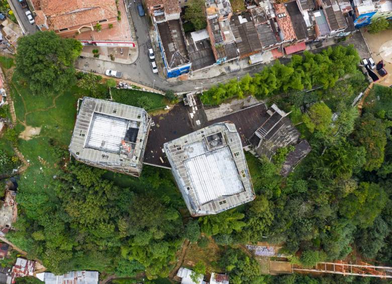 En abril de 2016 culminó el desmonte de la fachada por fallas estructurales y en el 2017 comenzaron los procesos de demandas para definir responsabilidades. Foto: Manuel Saldarriaga 