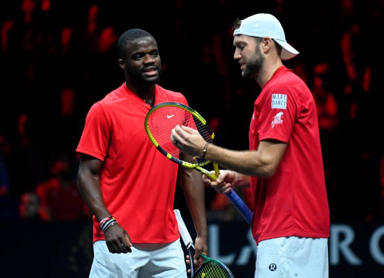 Los norteamericanos Frances Tiafoe y Jack Sock en la disputa contra Roger Federer y Rafael Nadal. FOTO EFE 