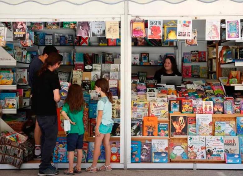 Visitantes en una caseta de la Feria del Libro de Madrid en 2022. FOTO Efe