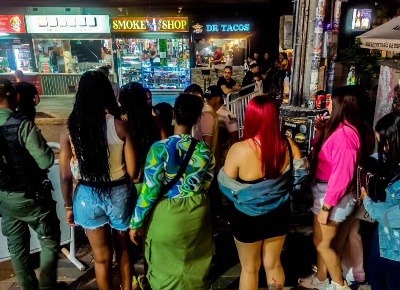 En algunos momentos de la noche hubo filas para entrar al parque. Foto: Camilo Suárez.