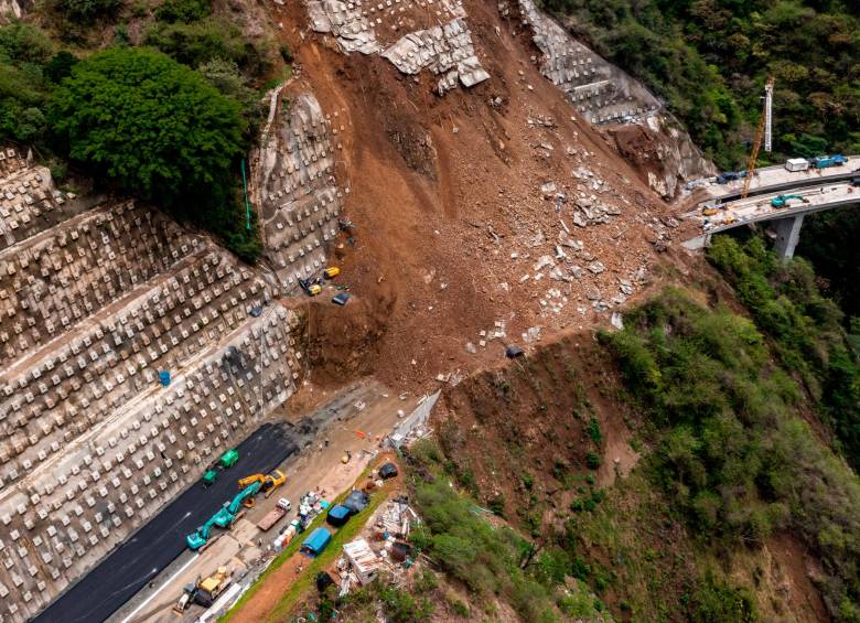 El deslizamiento se registró en el kilómetro 8 de la vía que aún está en construcción, por lo que no afectó la movilidad en la zona, ni implicó cierres en la Troncal del Café. Solución aún está en estudio. FOTO camilo suárez