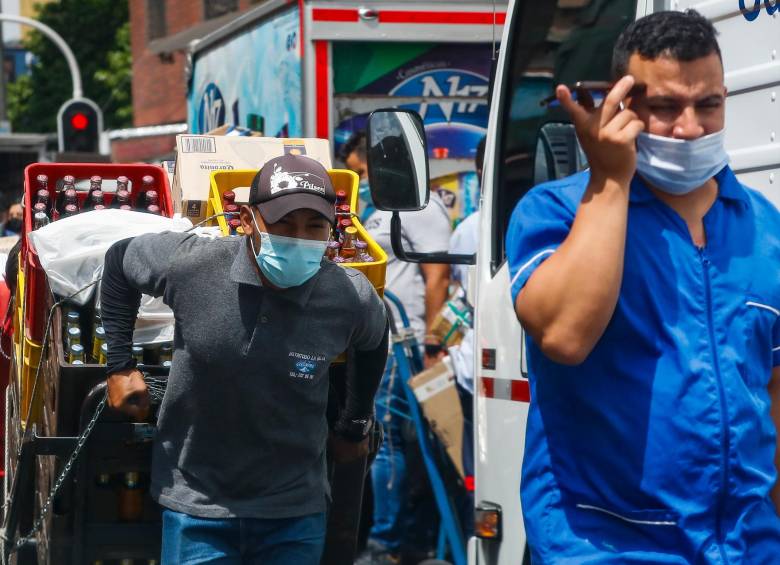 Por ahora, el tapabocas se deberá mantener en Medellín hasta que las personas completen la vacunación con la dosis de refuerzo. FOTO: MANUEL SALDARRIAGA