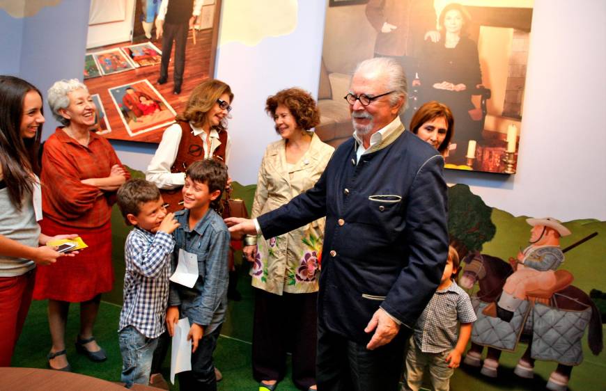 El maestro ha sido muy bien recibido en la ciudad cuando la ha visitado. Niños y adultos agradecen sus donaciones. Foto: Archivo