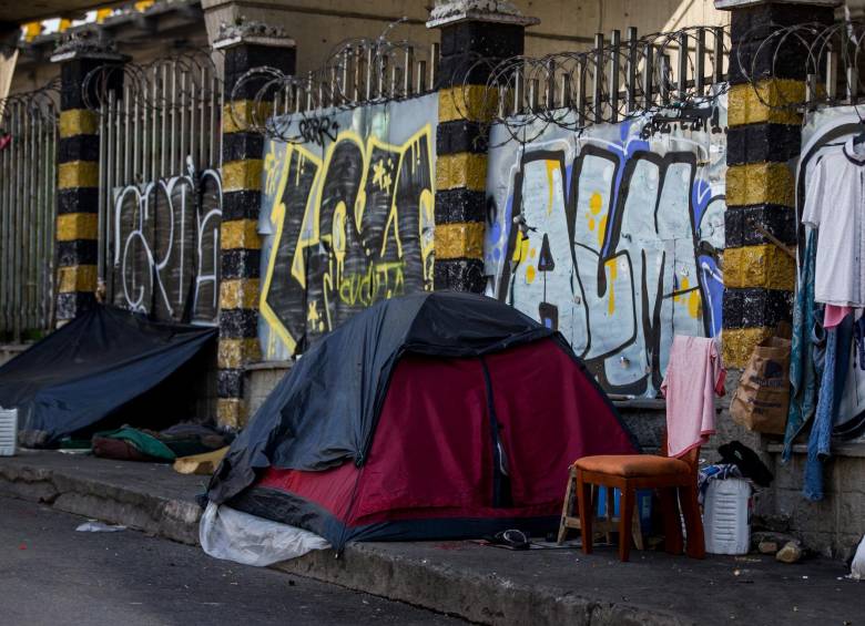 Una silla de comedor, una camisa secando, unas chanclas y una caneca que sirve de nochero. Es todo lo que acompaña a esta carpa armada en los bajos de la Oriental con San Juan. FOTO: JULIO CÉSAR HERRERA