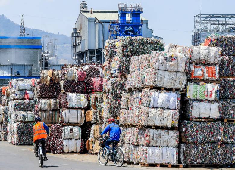 Complejos procesos industriales monitoreados desde Europa le permiten a Enka estar a la vanguardia del reciclaje de botellas PET, y producir materias primas para la industria de alimentos. FOTOS Jaime Pérez