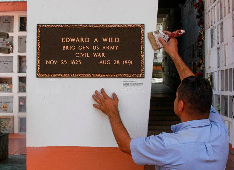 El gobierno de Estados Unidos envió una placa para conmemorar la memoria del general Wild. Desde finales del año pasado está instalada en el cementerio San Pedro de Medellín. FOTO manuel saldarriaga