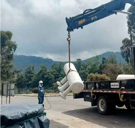 Los trabajos para habilitar una tubería flexible alterna continúan. FOTO: COLPRENSA