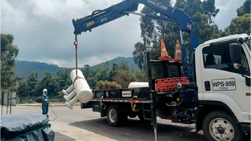 Los trabajos para habilitar una tubería flexible alterna continúan. FOTO: COLPRENSA