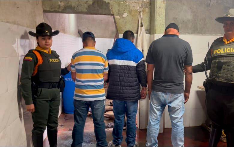 Los tres capturados deberán responder por el delito de maltrato animal. FOTO: Cortesía.