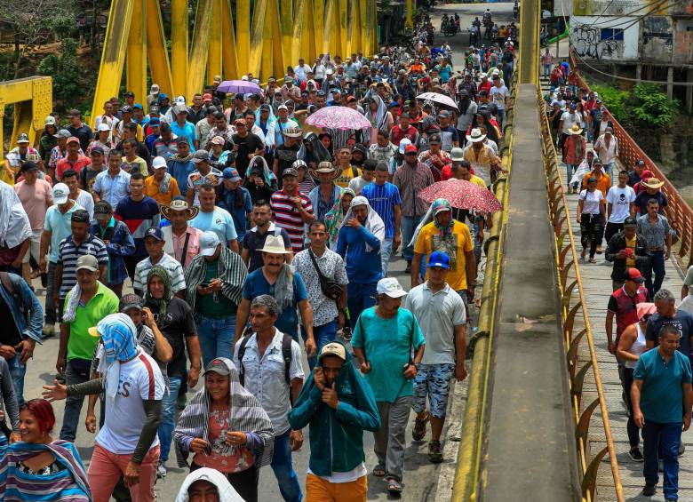 Los mineros avanzaban este viernes en una marcha entre Caucasia y Tarazá. FOTO MANUEL SALDARRIAGA