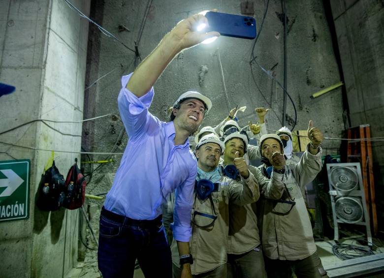 El alcalde de Medellín, Daniel Quintero, durante una visita a las obras en febrero de 2022. FOTO: JUAN ANTONIO SÁNCHEZ