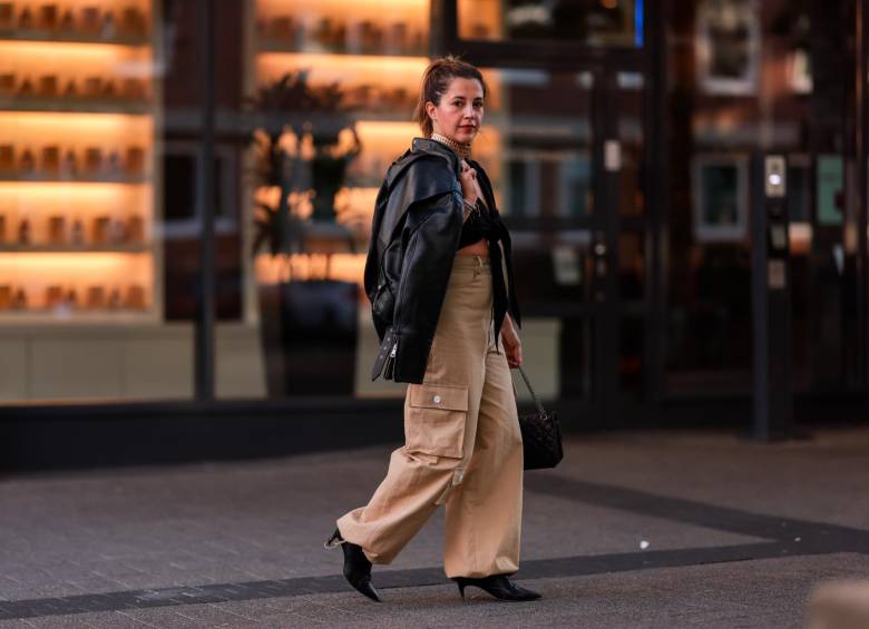 El pantalón cargo se puede prestar para un look muy militar. Foto Getty 
