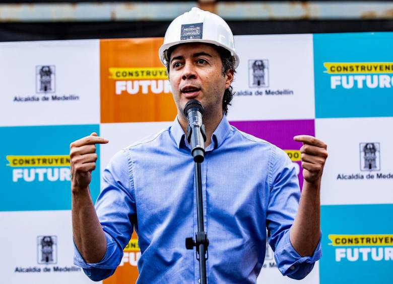 El alcalde de Medellín, Daniel Quintero, explicó, con base en lo dicho por uno de sus conductores, los motivos por los cuales las tapas de las alcantarillas se levantan. FOTO: JAIME PÉREZ