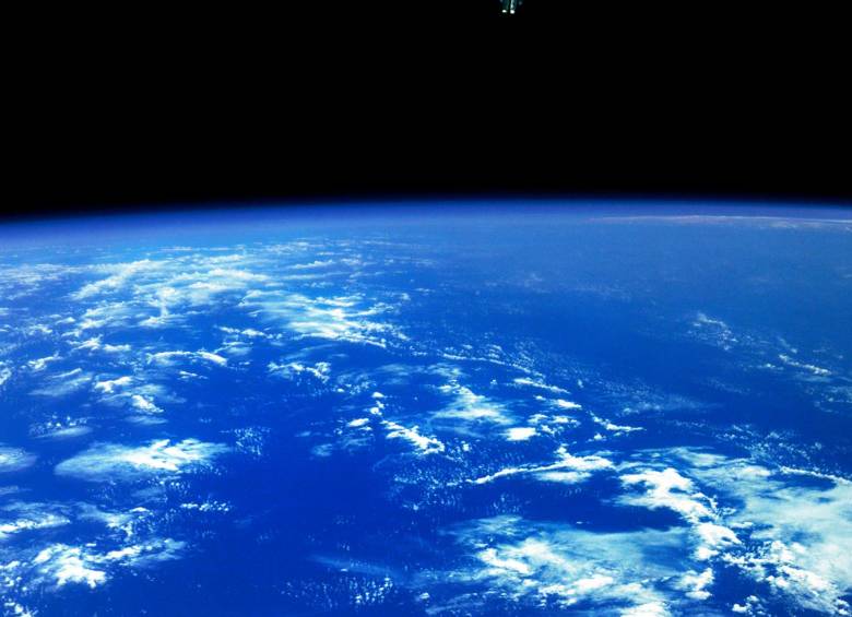 Los satélites “Swarm” que la Agencia Espacial Europea lanzaron en 2013 permitieron interpretar las señales magnéticas que emite el núcleo de la Tierra. FOTO: NASA