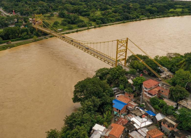 Cada siglo tuvo un puente para cruzar el río Cauca y llegar a Urabá