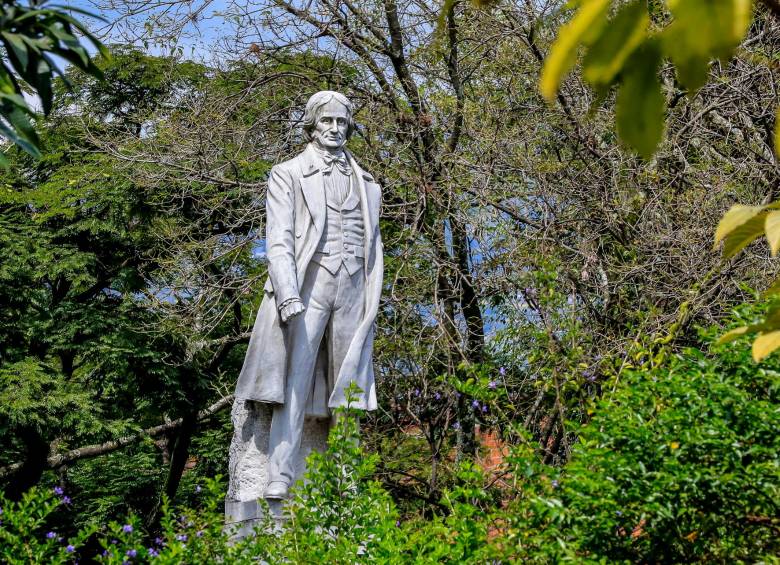 Aunque Francisco Antonio Zea fue periodista, prócer y científico, pieza fundamental de la Independencia, ha caído en el olvido. Esta es su deteriorada estatua. FOTO jaime pérez.
