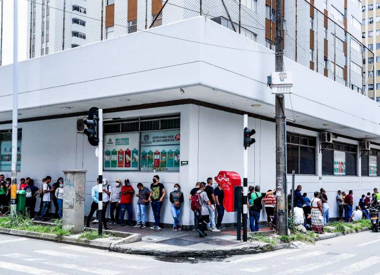 Varias de las personas que se encontraban en la fila indicaron que se vieron en la obligación de ir a la sede de Bomboná porque la página web desde la que se podía hacer el trámite se encuentra caída desde hace varios días. FOTO: Jaime Pérez.