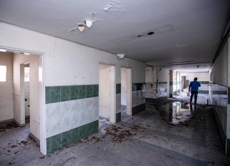 Aspecto interior del centro de salud de Florencia, que se ha convertido en uno de los símbolos de la crisis de infraestructura de Metrosalud desde 2015. El lugar será demolido. FOTO JAIME PÉREZ