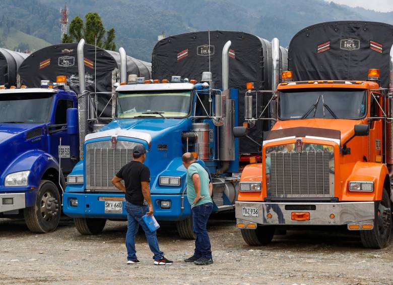 Los camioneros advierten que las vías alternas se tornan más complejas por la temporada de lluvias. FOTO: MANUEL SALDARRIAGA.