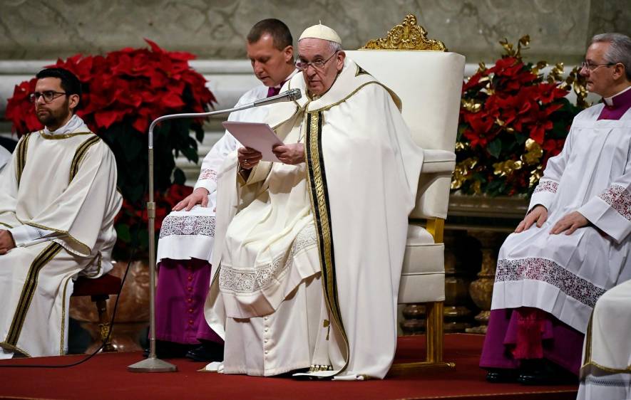 Pese a sus problemas de salud, que lo obligaron a permanecer sentado, Francisco presidió la tradicional misa de Gallo. FOTO EFE