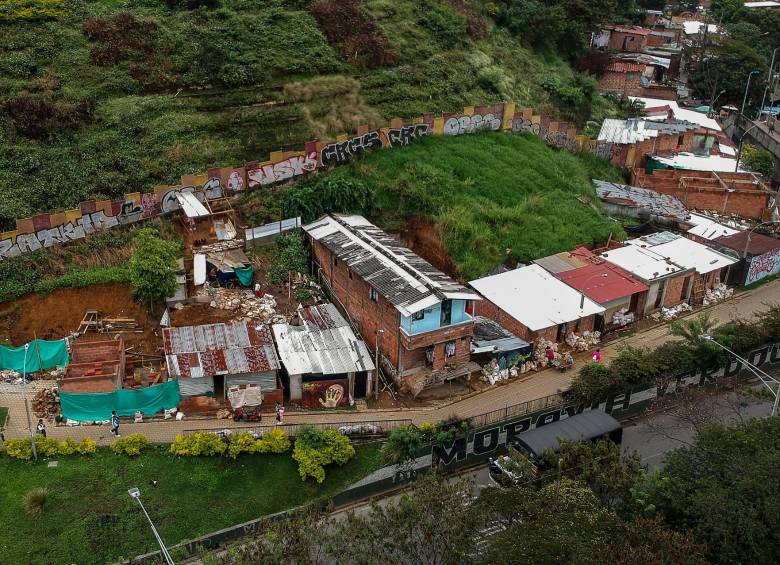 Más de 100 casas fueron levantadas desde abril de 2021 en el morro de Moravia. Los jardines del morro desaparecieron en un santiamén ante una nueva y peligrosa ocupación. FOTO camilo suárez