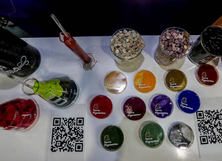Tintes a base de minerales de la empresa Artextil. FOTO Jaime Pérez 