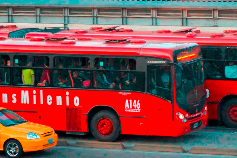 Cuatro hombres fueron capturados por robar en TransMilenio bajo la modadlidad de “cosquilleo”. Foto: Transmilenio. 