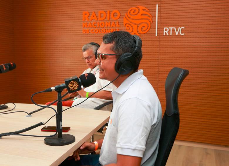 Un grupo de periodistas de la emisora de paz de Fundación (Colombia), liderado por Víctor Peñaloza. Foto: Cortesía RTVC 