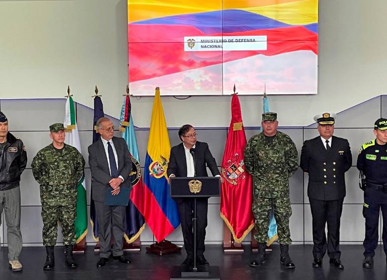 Petro entregó la lista de los nuevos comandantes de la fuerza pública este 12 de agosto. FOTO: CORTESÍA