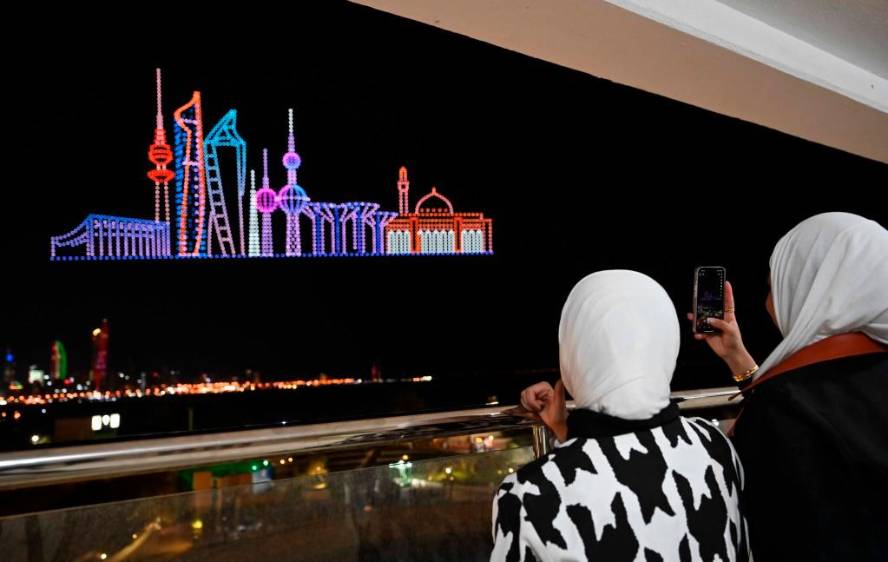 El espectáculo contó con 2.000 drones que surcaron los cielos de la ciudad de Kuwait. FOTO: GETTY