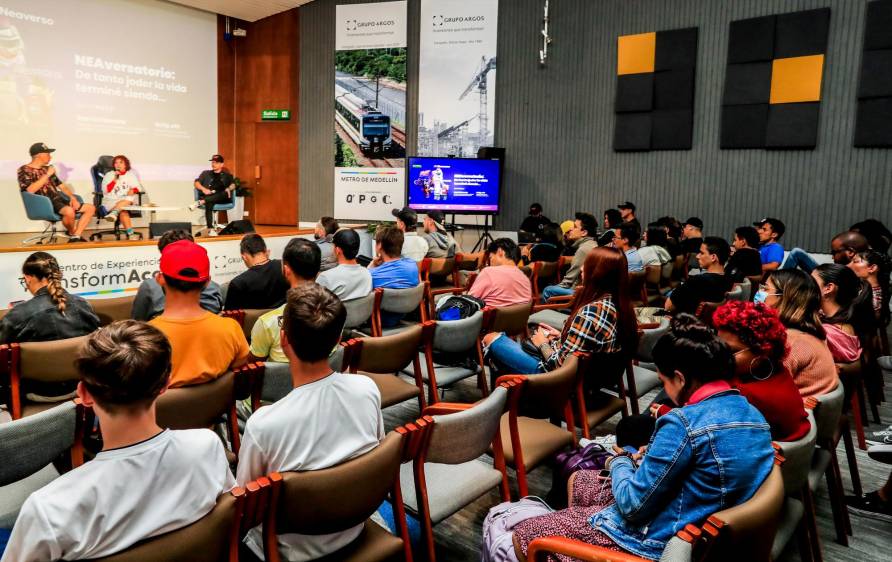 Un grupo de jóvenes del Valle de Aburrá participarán en la co-creación del videojuego de ParcheTek. FOTO jaime pérez