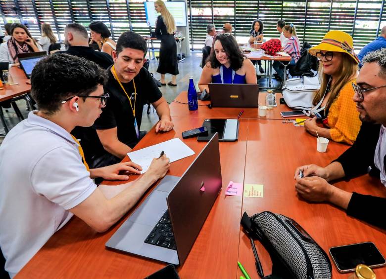 Participantes de la primera hackathon de Inexmoda. FOTO Jaime Pérez
