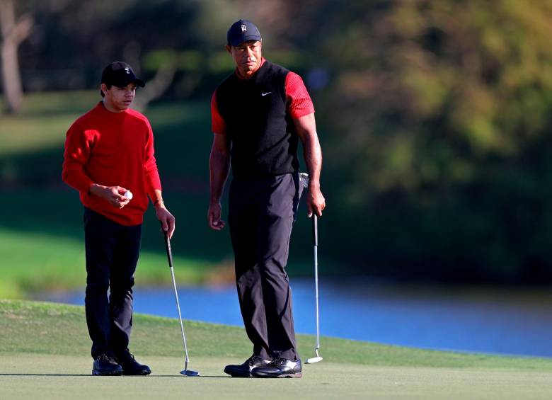 Charlie Woods y su padre Tiger, durante el desarrollo del torneo PNC Champions que se disputó en Estados Unidos. FOTO Getty 