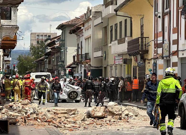 Fotografía de los daños ocasionados por el sismo de magnitud 6,5 en la escala abierta de Richter el sábado en la ciudad de Cuenca (Ecuador). El movimiento telúrico alcanzó una magnitud 7 en territorio peruano según el reporte de Instituto Geofísico del Perú (IGP). FOTO: EFE