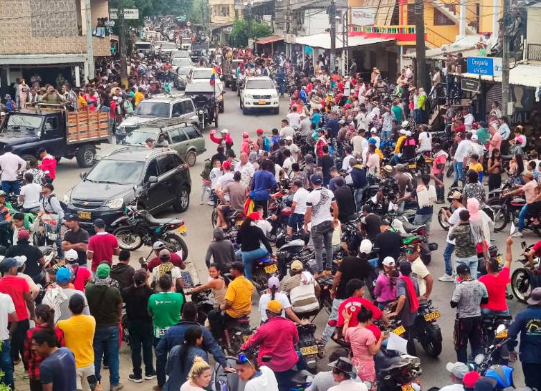 Calles atestadas de manifestantes por el paro minero durante un mitin de los organizadores. Estos indican que nada tienen que ver con los desmanes que se han presentado en estos 13 días. FOTO Julio César Herrera