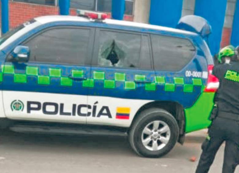 El vehículo de la Policía en el que se transportaba el director de esa institución fue atacado con piedras y objetos contundentes. El director Henry Sanabria tuvo que bajarse del automotor para inspeccionar los daños provocados por los manifestantes de la primera línea. FOTO Cortesía