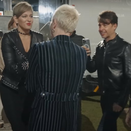 Verónica Alcocer saludando a la banda Def Leppard. FOTO: captura de pantalla del video publicado por la banda