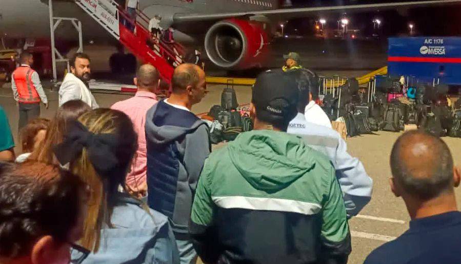 Los pasajeros que se disponían a abordar fueron evacuados ante la alerta. FOTO: TOMADA DE TWITTER @DCCjuntavalledu