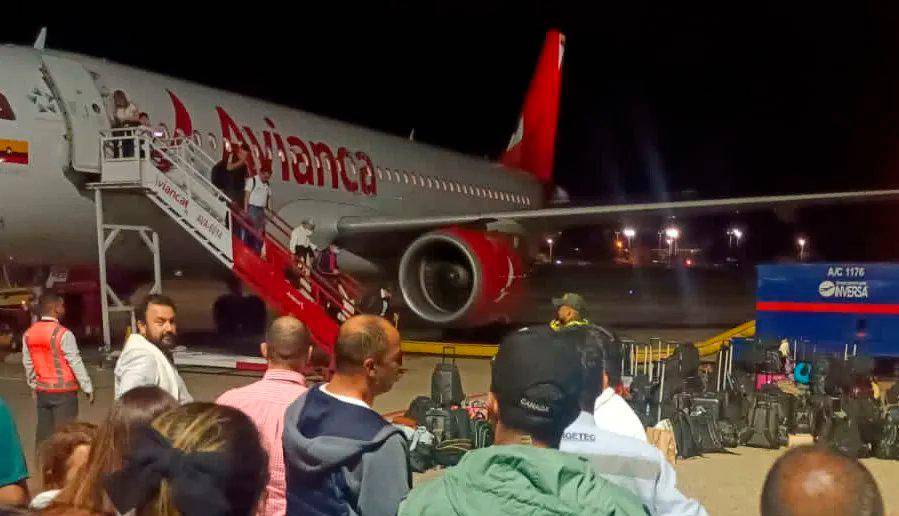 Los pasajeros que se disponían a abordar fueron evacuados ante la alerta. FOTO: TOMADA DE TWITTER @DCCjuntavalledu