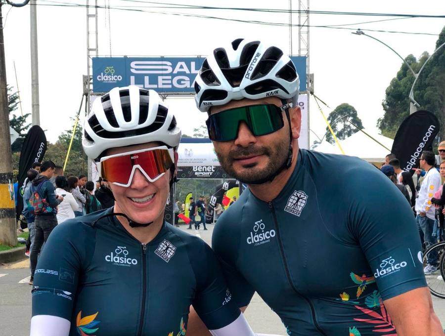 Giovana Arcila Vásquez hizo el mejor tiempo en la categoría de mujeres, en el Fondo Medio (60 km). A su lado, su entrenador Jorge Sanabria; tiempo 2 horas 2 minutos y 4 segundos. FOTO EL COLOMBIANO