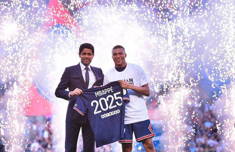 Mbappé junto a Nasser Al-Khelaifi, Presidente y CEO del Paris Saint-Germain confirmando su continuidad con el PSG. FOTO TOMADA @PSG