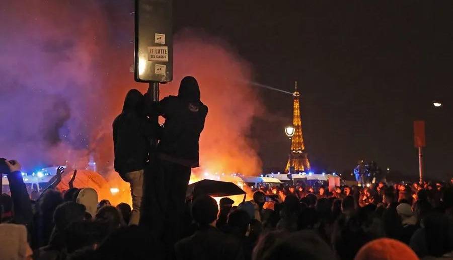 Manifestantes en una calle de París durante una manifestación en contra de la reforma pensional. Foto: EFE