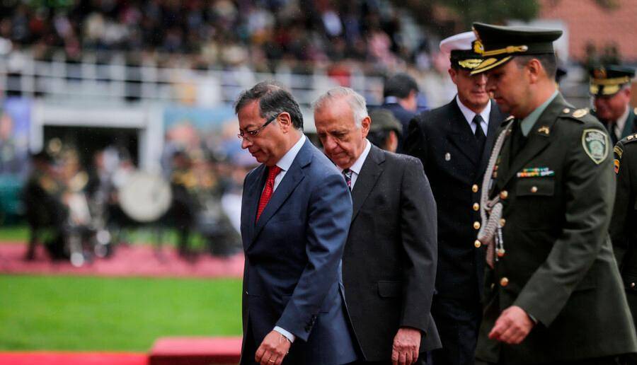 El presidente Gustavo Petro junto a su ministro de Defensa, Iván Velásquez. FOTO COLPRENSA 