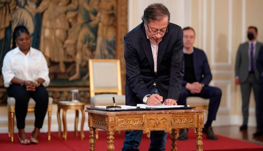 Demanda contra liberaciones de la “primera línea”.