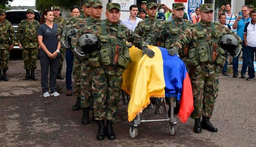 El féretro fue transportado por los militares en una calle de honor. FOTO: CORTESÍA.