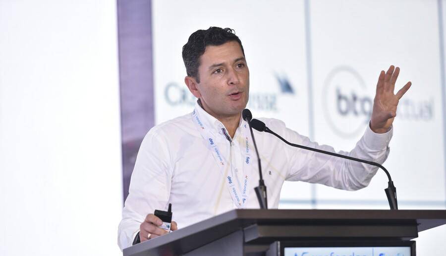 El superintendente financiero, Jorge Castaño, anunciará este viernes las reducciones en la tasa máxima que se cobrará por microcréditos. FOTO Colprensa