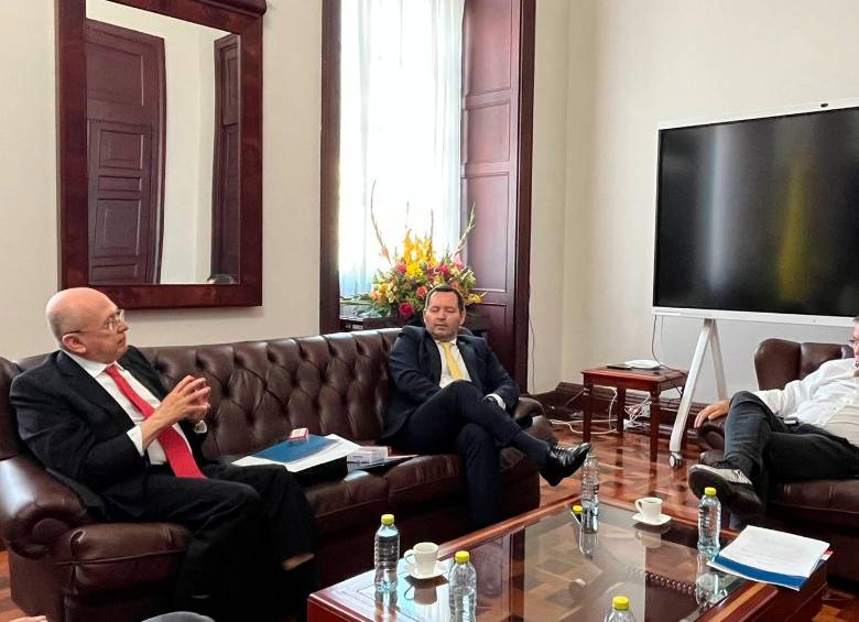 En la oficina del presidente del Congreso, Roy Barreras (derecha), estuvieron el viernes el exfiscal Eduardo Montealegre (izquierda) y su mano derecha, Jorge Perdomo, analizando vías jurídicas para implementar el sometimiento de bandas y del ELN. FOTO Cortesía
