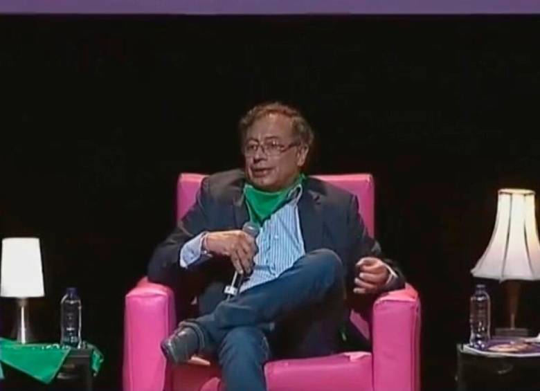 Imagen de referencia de cuando el presidente Gustavo Petro, estando en campaña, asistió a un debate feminista y se comprometió a promover esos temas en su Gobierno. FOTO: CORTESÍA