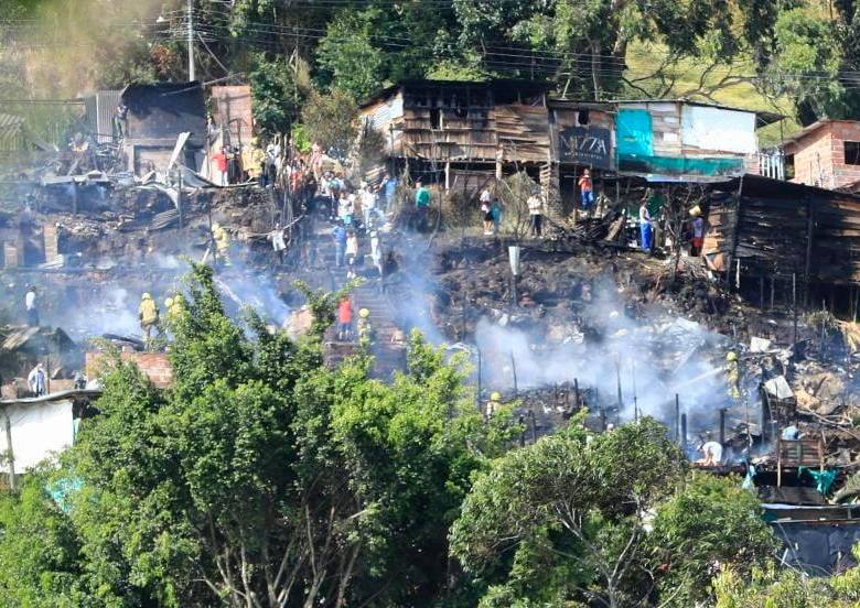 Incendio tiene lugar cerca de la estación Vallejuelos del metrocable. FOTO: CAMILO SUÁREZ